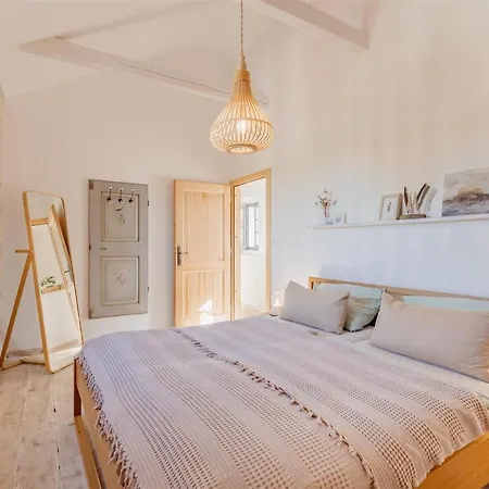 Nyaraló Pero -an Artists *