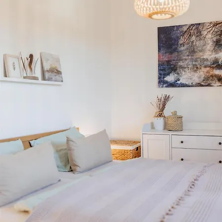 Nyaraló Pero -an Artists *