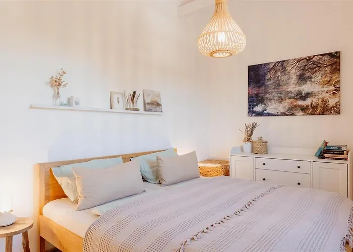 Nyaraló Pero -an Artists