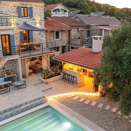 Pero -an Artists بيت للعطل